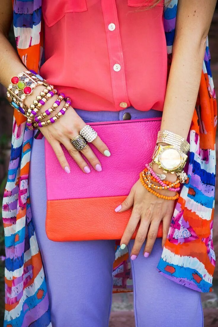 Какие цвета стильные. Разноцветные браслеты. Яркая одежда для женщин. Яркие аксессуары модные. Яркие модные вещи.