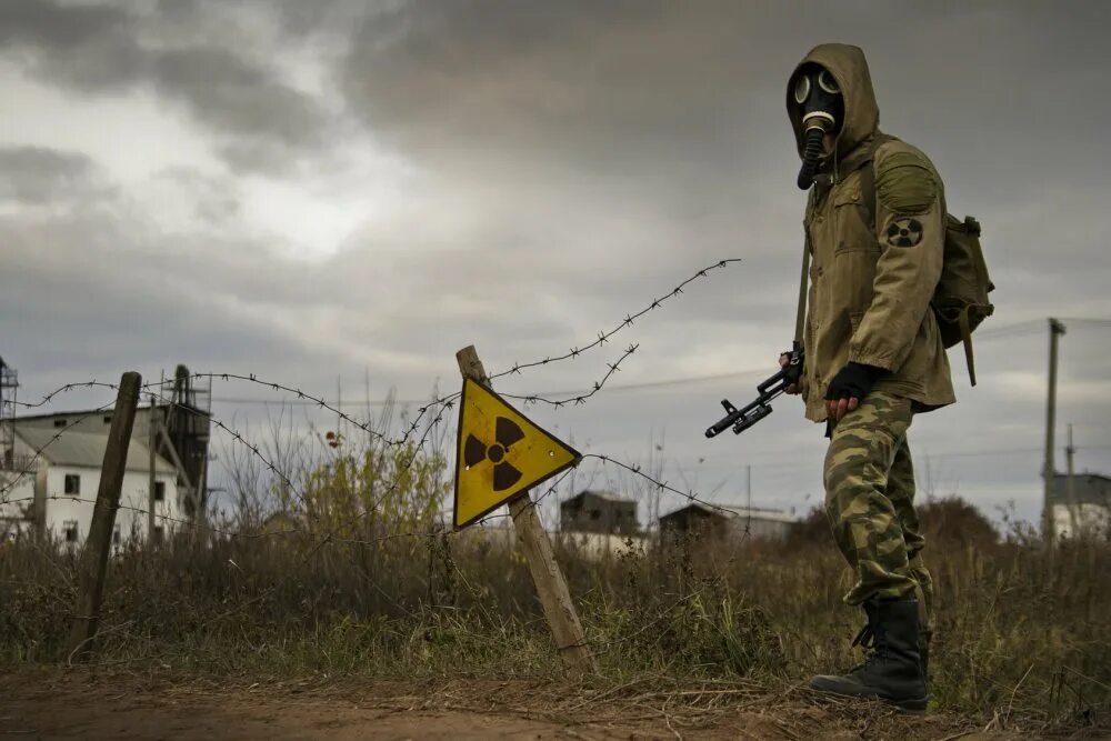 Живу в зоне отчуждения. Чернобыль зона отчуждения противогаз. чзо сталкер. чернобыль припять сталкеры. чернобыльская зона отчуждения сталкеры.