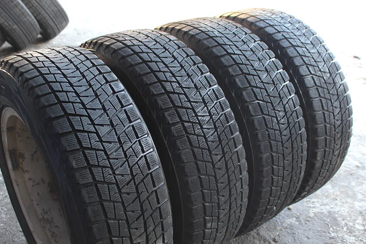 Bridgestone dm v3 245 45 r20. Bridgestone blizzak dm-v1. 20570r15 96s bridgestone blizzak dm-v3. bridgestone dm-v3 пористая. bridgestone blizzak dm-v3 24545 r20.