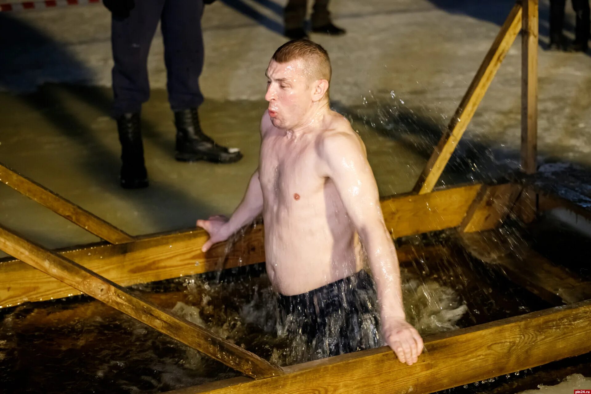 Купание в проруби на крещение 2023. Крещение 19. Крещение 2023 в проруби. Крещенские купания. Крещенские купания +18.