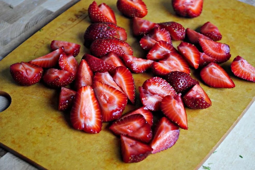 Как красиво нарезать клубнику. Клубника. разрезанная клубника. красиво нарезать клубнику. клубника в разрезе.