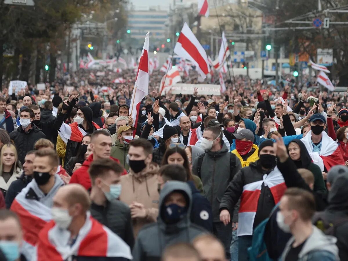 Протесты в минске. Сегодня на белорусской. Забастовка рабочих. Майдан в белоруссии. 100 тысяч человек фото.