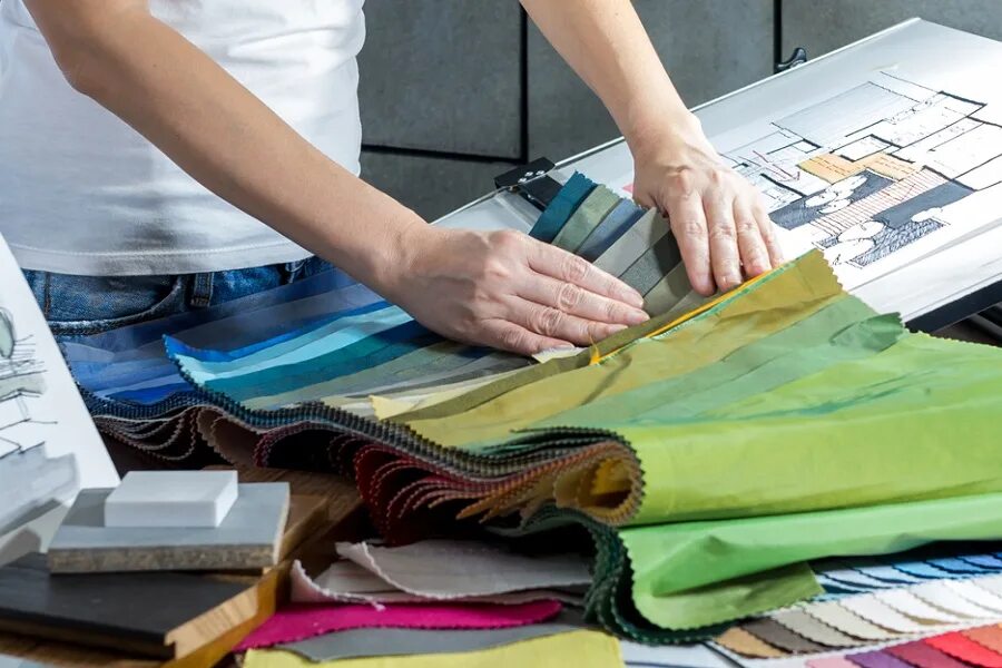 Материал с помощью которого можно. Дизайнерские ткани. Дизайнер по шторам. Дизайнер подбирает ткань. Дизайнер по текстилю в интерьере.