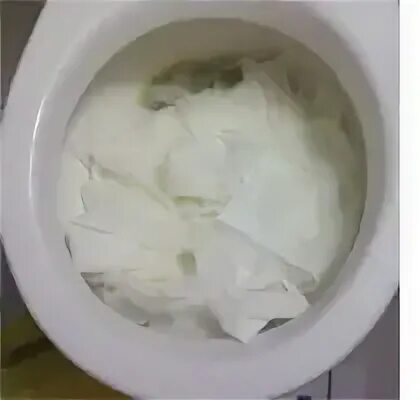 Можно ли туалетную бумагу смывать в унитаз. Унитаз без туалетной бумагой. Может ли засориться унитаз от туалетной бумаги. Застряла бумага в унитазе чем растворить. Может ли быть засор из за туалетной бумаги.