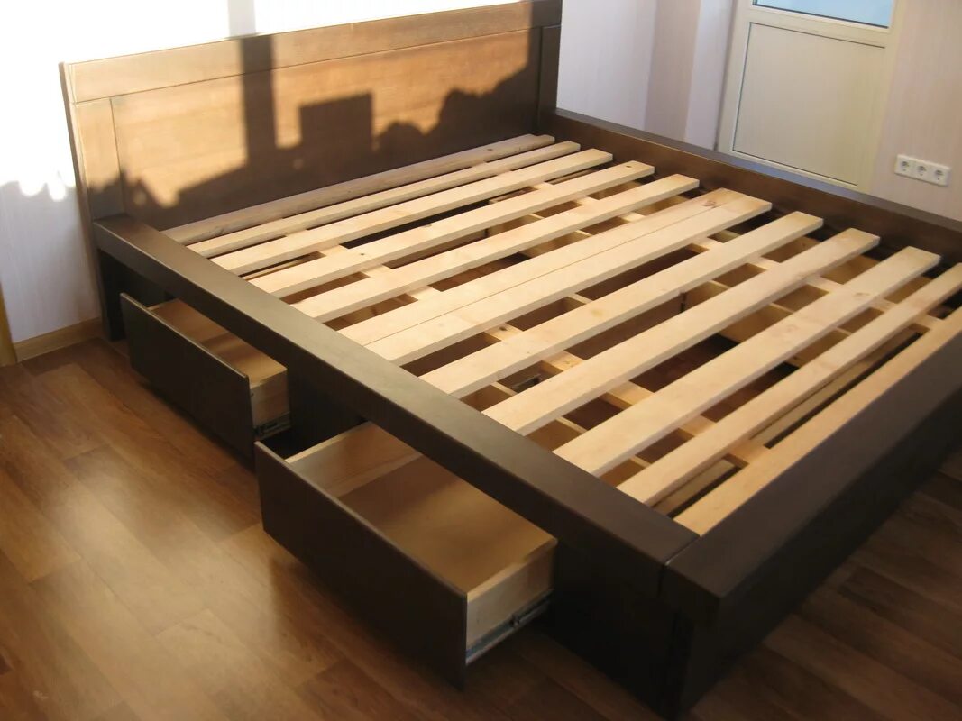 Самодельная кровать из дерева. Кровать из дерева. Кровать двуспальная деревянная. Самодельная двуспальная кровать. Деревянный каркас кровати.
