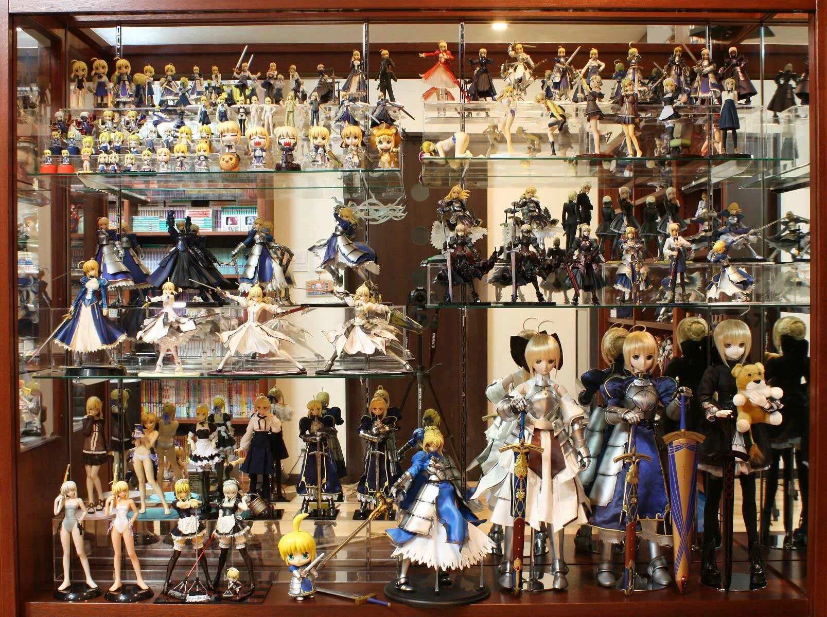 коллекция статуэток. полочки для статуэток. витрина под солдатиков деагостини. коллекционирование фигурок. полки для игрушек funko pop.