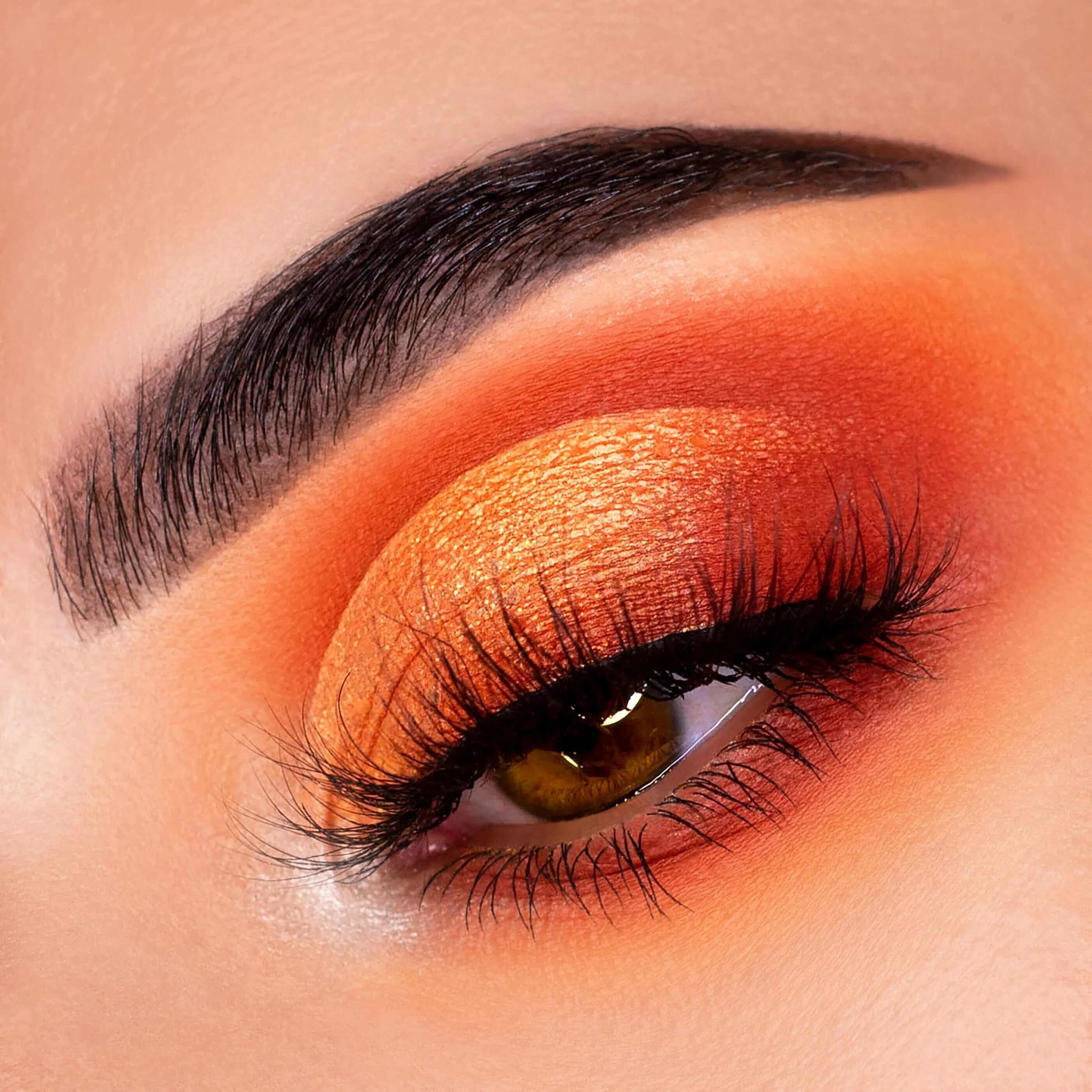Оранжевые глазки. Оранжевый макияж глаз. Макияж в оранжевых тонах. Макияж с оранжевыми тенями. Красно оранжевый макияж.