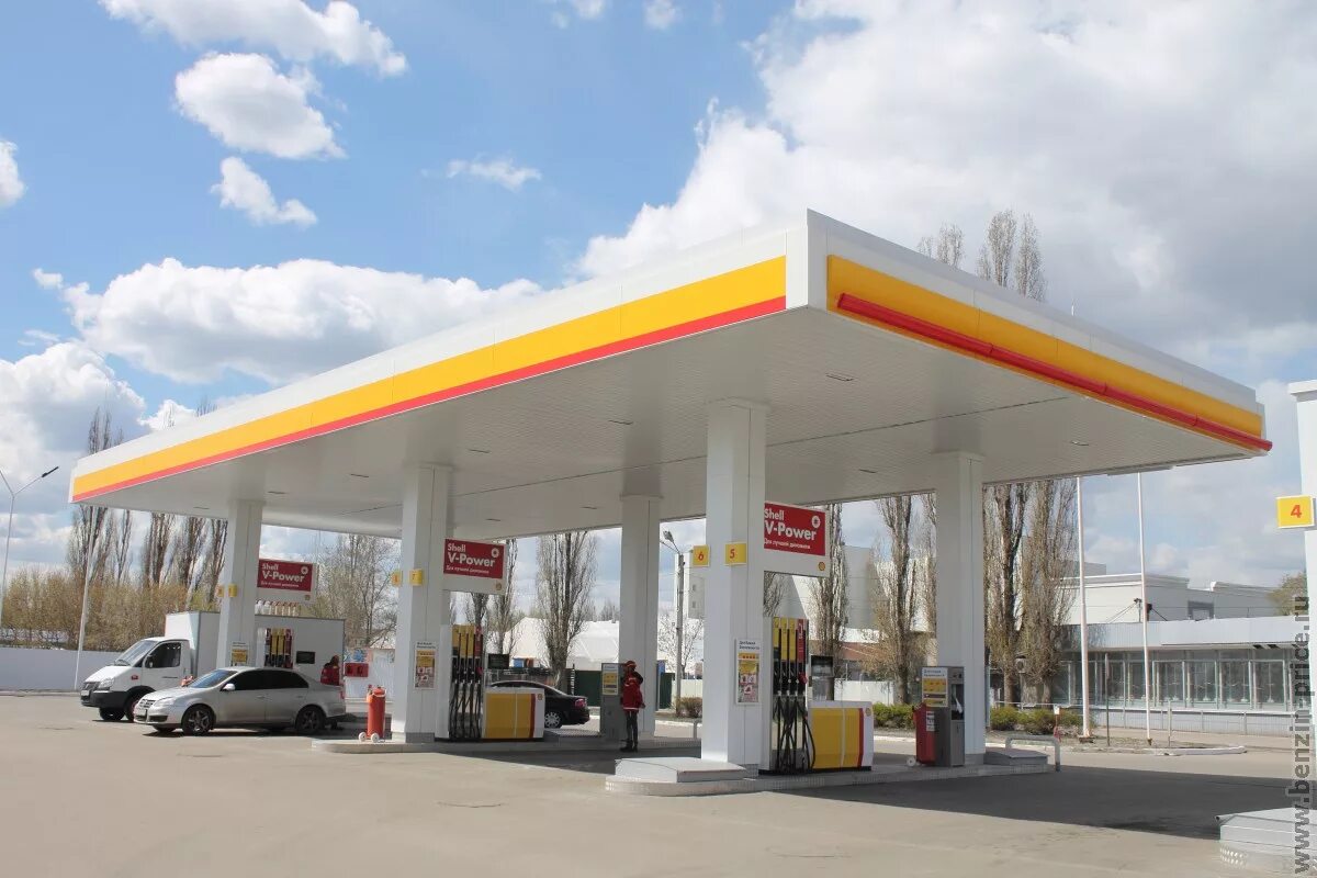 На дороге есть заправка. Димитрова Шелл 140д АЗС. Shell АЗС заправщик. Резервуары АЗС Шелл. Воронеж АЗС ул .Димитрова 163.