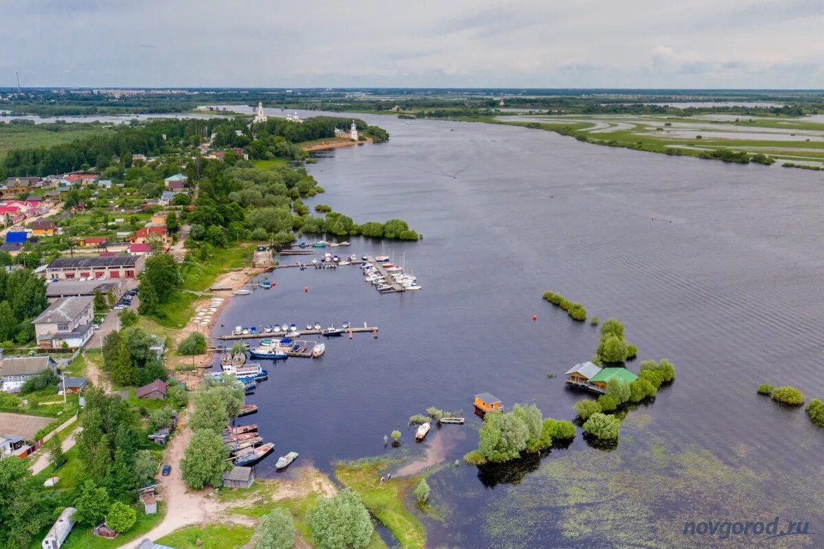 Вода в великом новгороде купить. Новгород река Волхов. Река Волхов Великий Новгород. Юрьевский пляж в Великом Новгороде. Великий Новгород река Волховец.