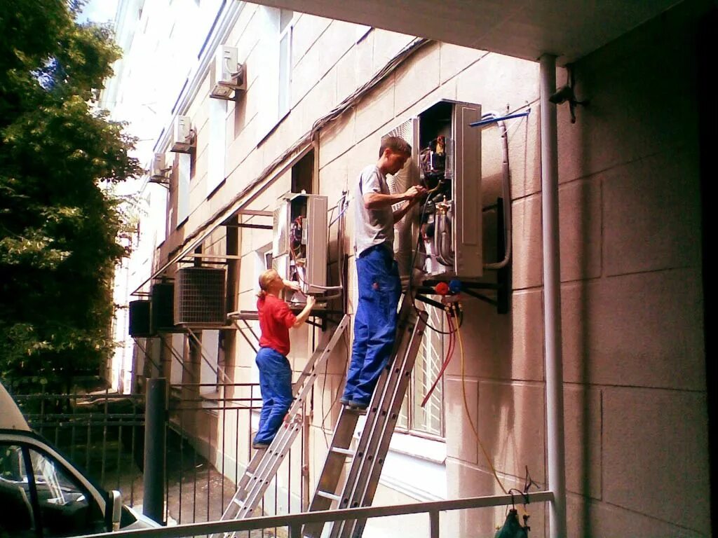 Установка сплитов ростов. Установка кондиционера с лестницы. крепление кондиционеров с лестницей. мойка наружного блока кондиционера. подъемник для наружных блоков кондиционеров.