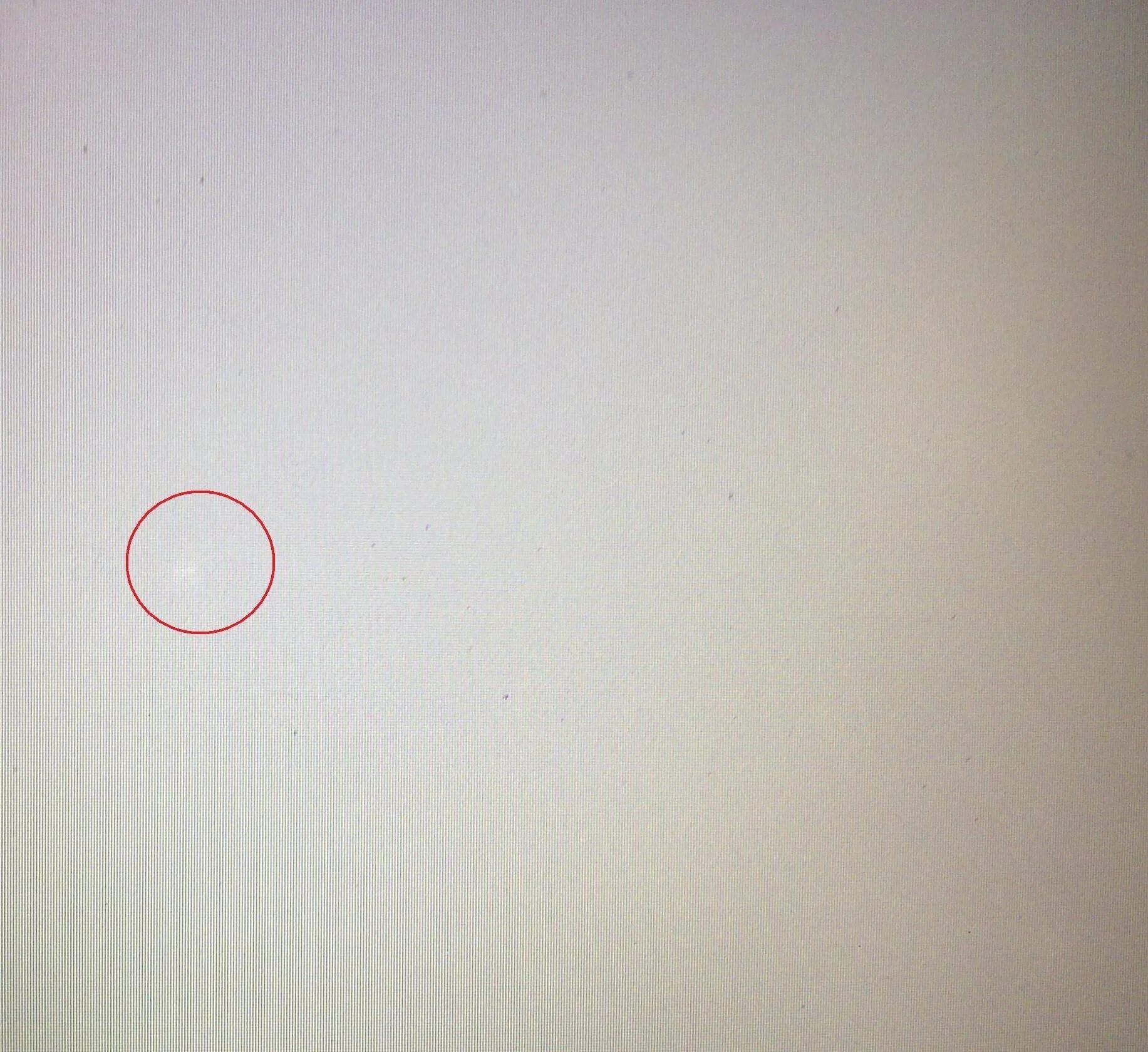 На экране появились светлые пятна. Белое пятно на экране. Маленькая белая точка на экране. Пятнышко на экране. Белые точки на мониторе.