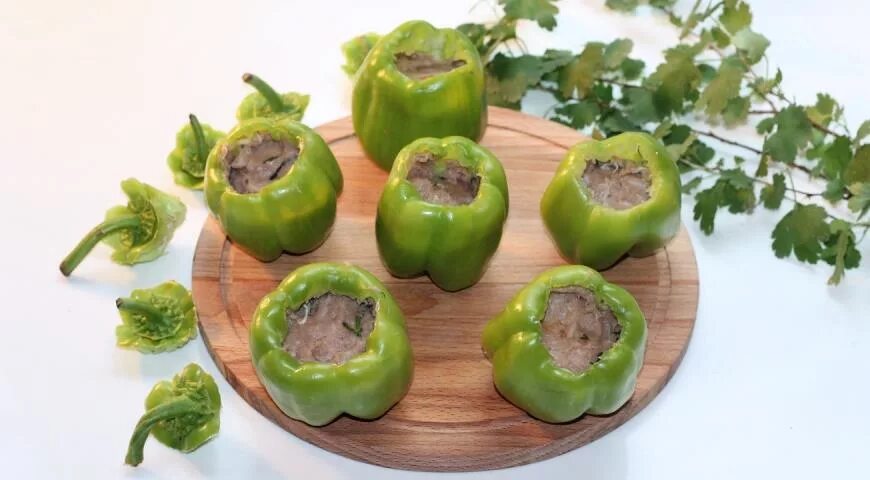 Фаршированные зеленые перцы с фаршем и рисом. Фаршированные перцы с фаршем. Перец фаршированный зеленый. Кабачки фаршированные полуфабрикат. Перец фаршированный курицей.