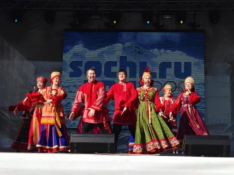 Выступление ансамбля было. Образ для выступления ансамбля. ансамбль славяне сочи. народные костюмы ансамбля бабакина.