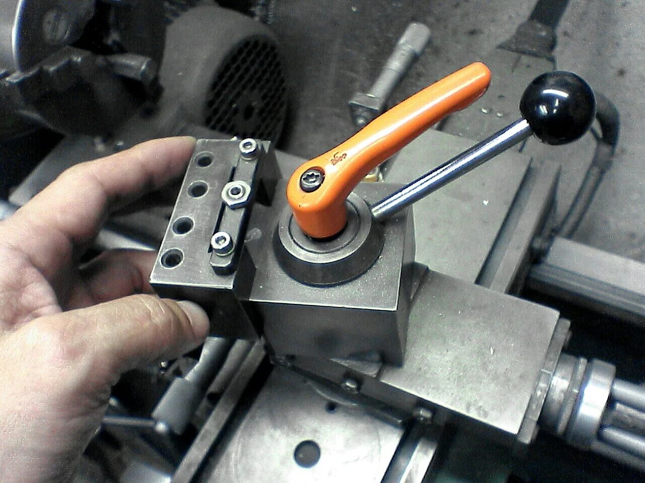 резцедержатель с резцом токарного станка. резцедержатель для резцов 20 мм. резцовый станок. Ml260 станок токарный.