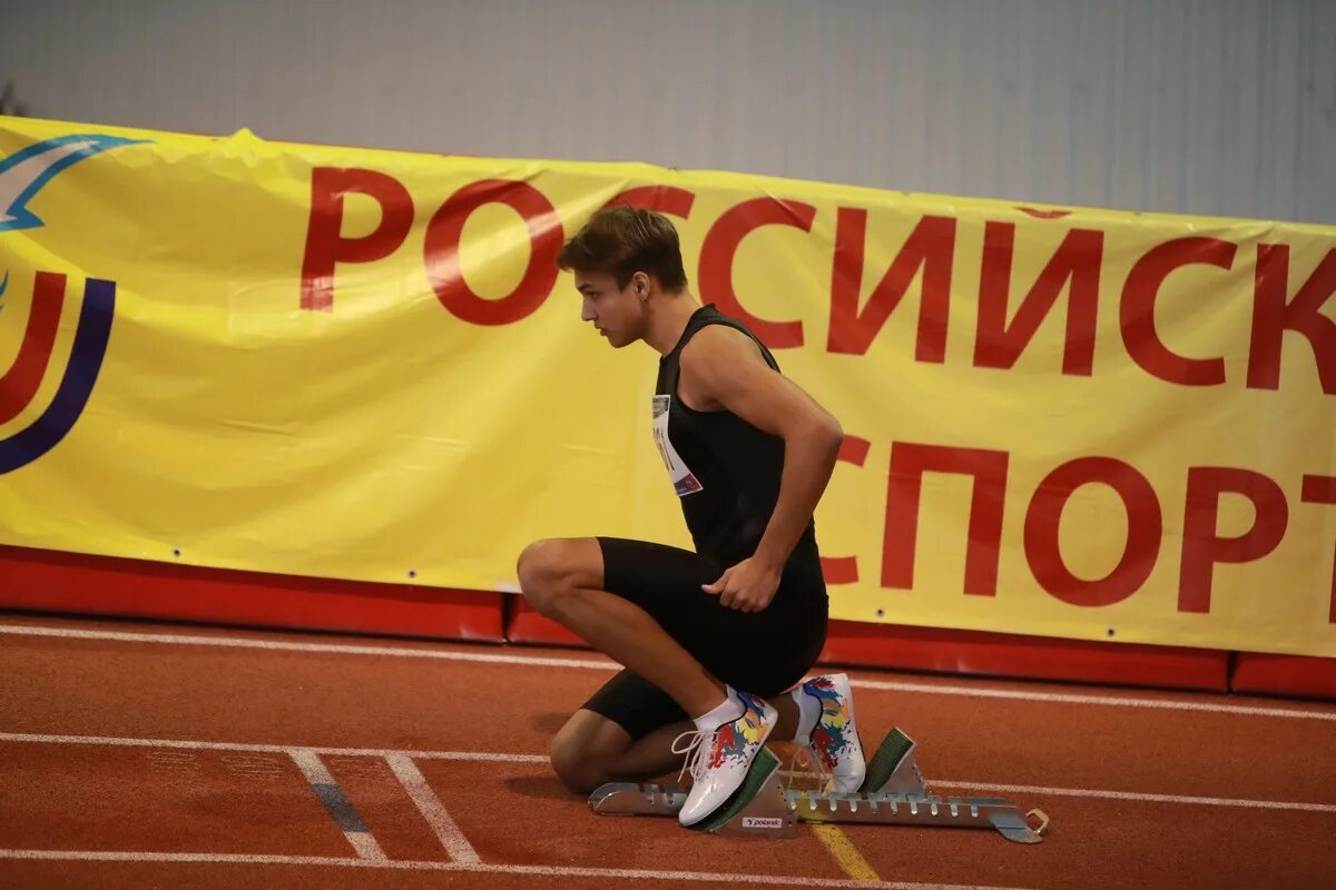 Атлетик смоленск. Легкая атлетика Смоленск. Бег соревнования. Легкоатлет на старте. Легкая атлетика бег соревнования.