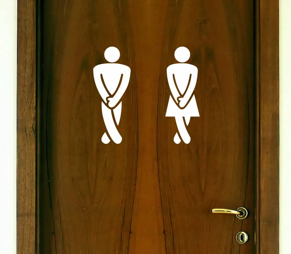 На против двери висел пестрый плакат. Дверь в туалет. Деревянная дверь в туалет. Прикольная дверь в туалет. Креативные на двери туалета.