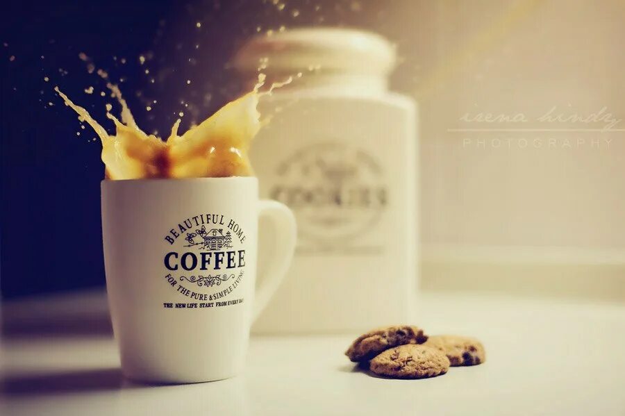 Утро начинается с любимыми. Утро начинается с кофе. Кофе креативные картинки. Доброе утро начинается с кофе. Начинается с кофе.