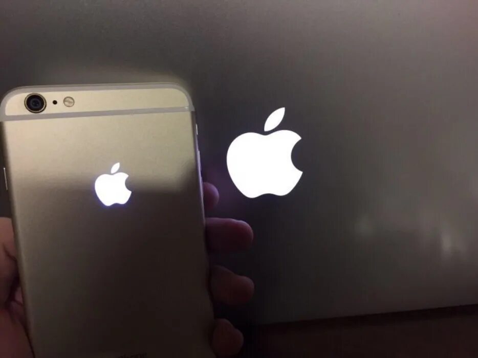Почему на айфоне яблоко. Светящееся яблоко айфон 6. Iphone застрял на логотипе Apple. Настоящий айфон с яблоком. Айфон и в середине яблочко.