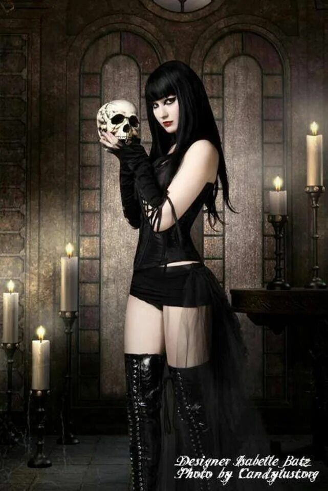 Goth girl punishment. Агата денисова готесса. Женщина вамп это готика. Марианна грэффэм. Готика.