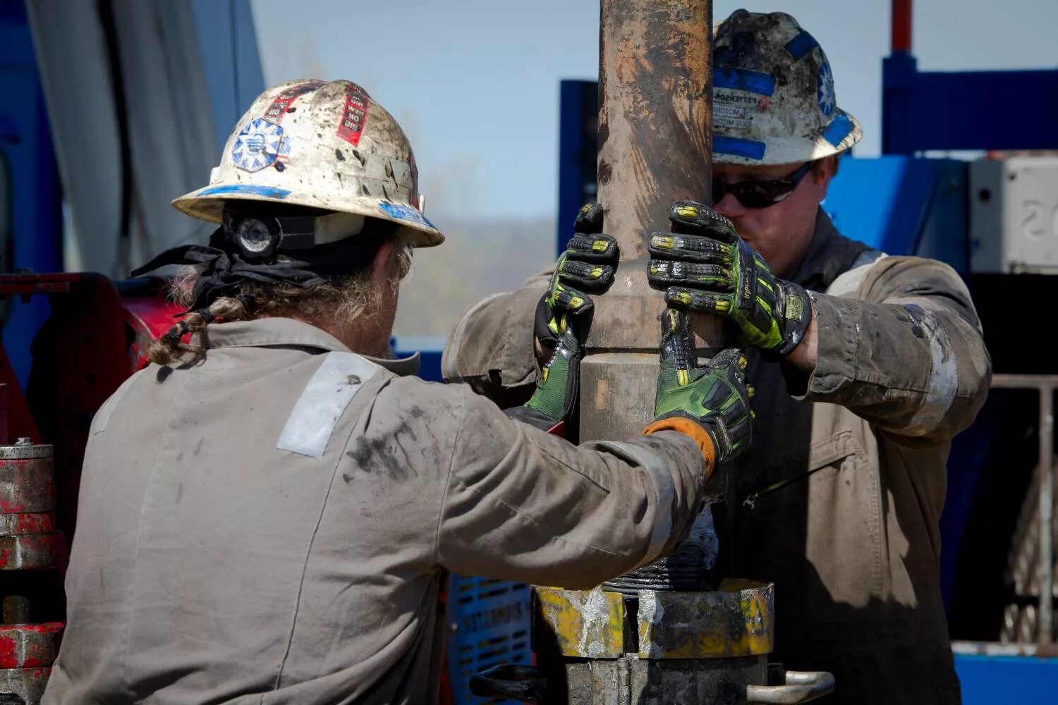 Рабочие на севере. Добыча нефти на севере. Работа вахтой добыча нефти. Помбур крс роснефть. Бурильщик на буровой.