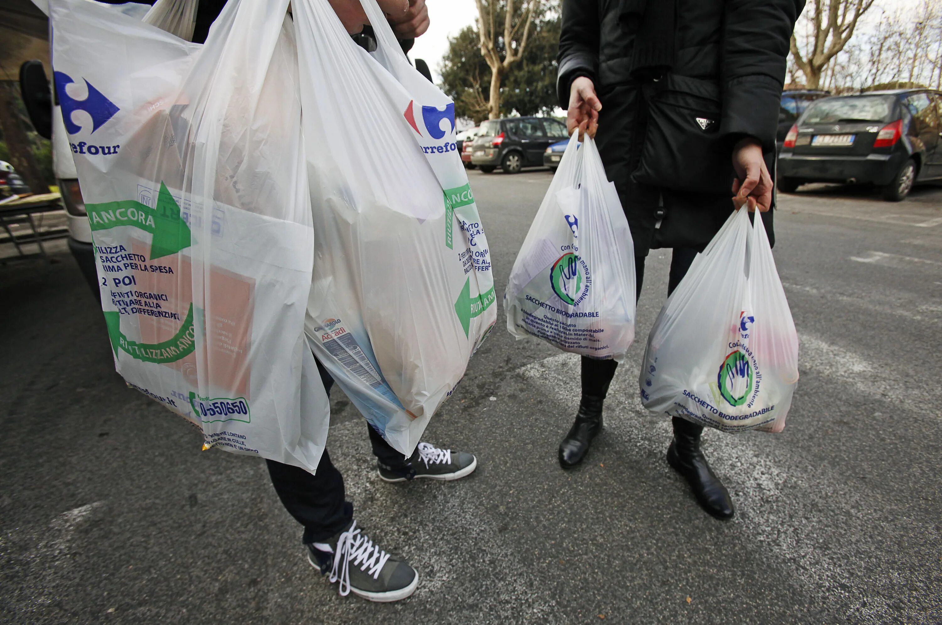 Пластиковый пакет. Пластиковый пакет с продуктами. Полиэтиленовый пакет с продуктами. Первый полиэтиленовый пакет. Bagging prices