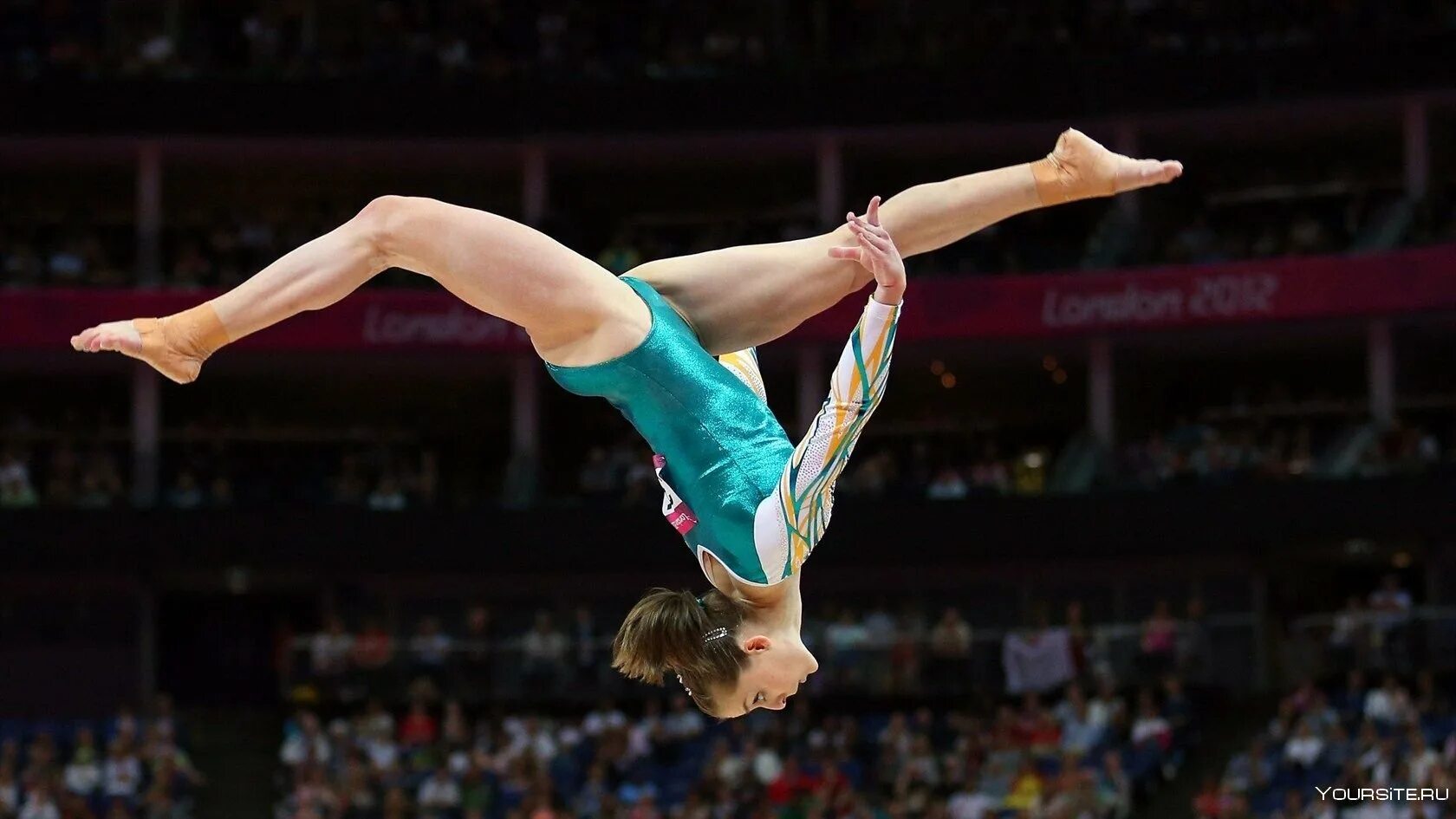 спортивная гимнастика в голубых тонах. акробатическая гимнастика. танцы с элементами гимнастики. воздушные полотна. танцы с элементами гимнастики.