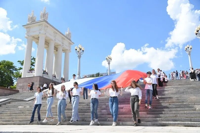 3 июня волгоград. Флагшток Волгоград. Флешмоб флаг России Волгоград. С днем России Волгоград картинки. Волгоград 12 июня мероприятия.