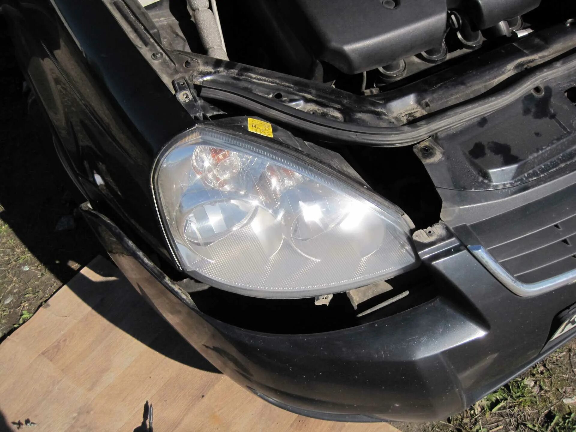 Приора фара передняя габаритная лампа. Регулировочные винты фары приора. Крепление фары приора. Крепление передней фары приора. Приора 1 крепление левой фары.