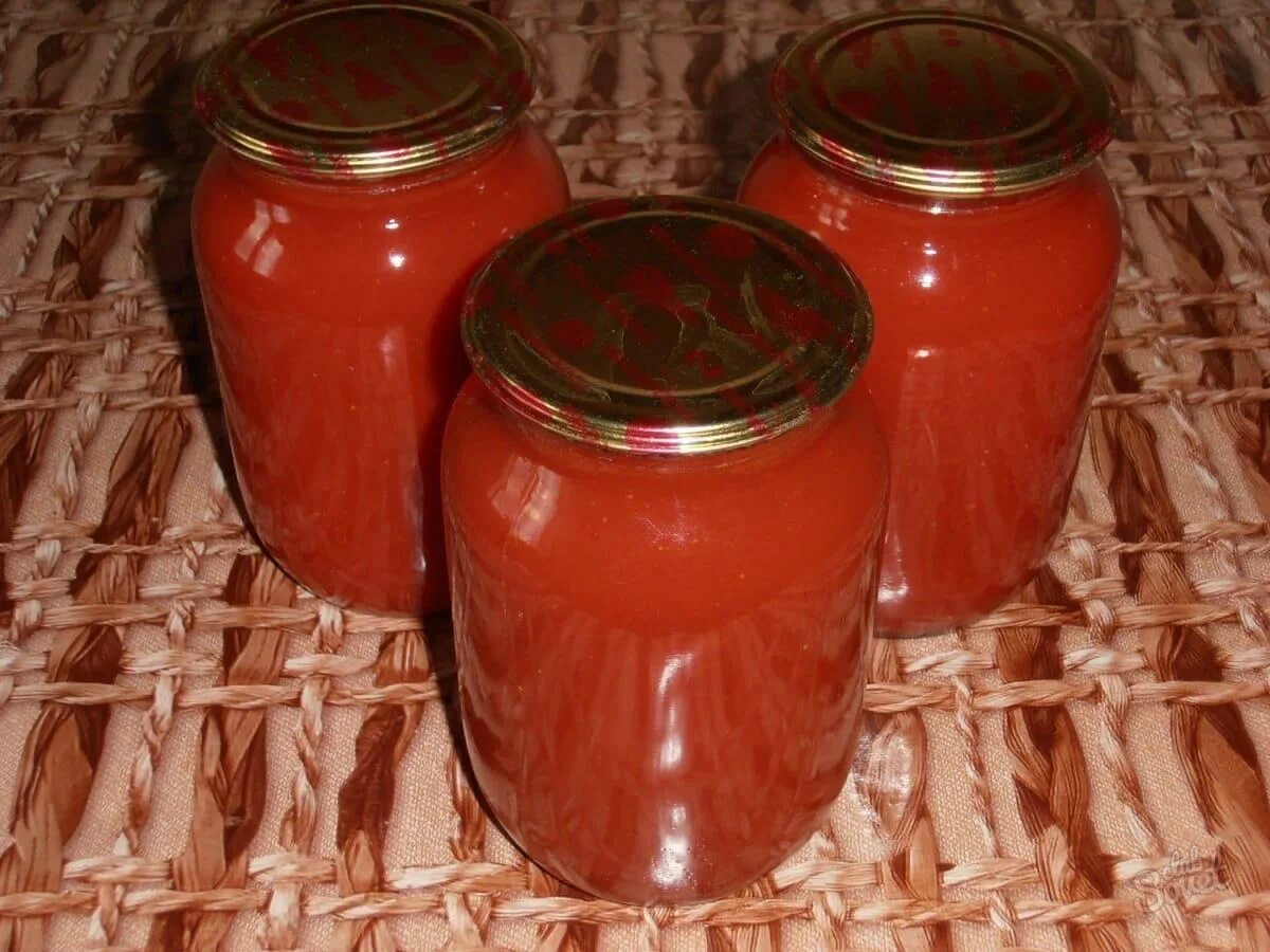 Приготовление домашнего томатного сока на зиму. Томатный сок на зиму. Томатный сок на зиму в домашних. Томатный сок домашний. Томатный сок в 3-х литровых банках.