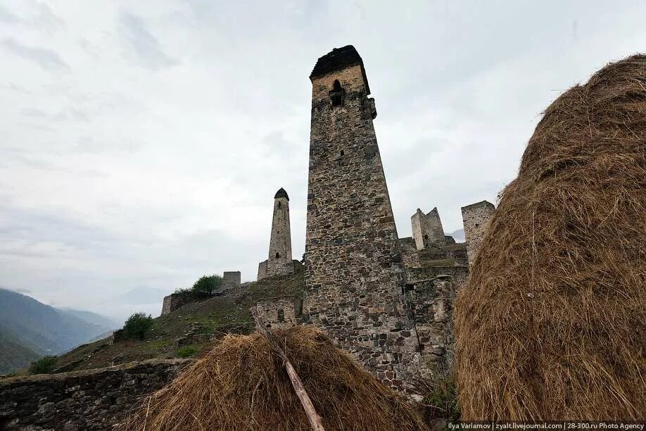 Родовые башни. Башня ингушетия г1иринг. родовые башни ингушетии. сторожевые башни ингушетии. башни гагиевых в ингушетии.