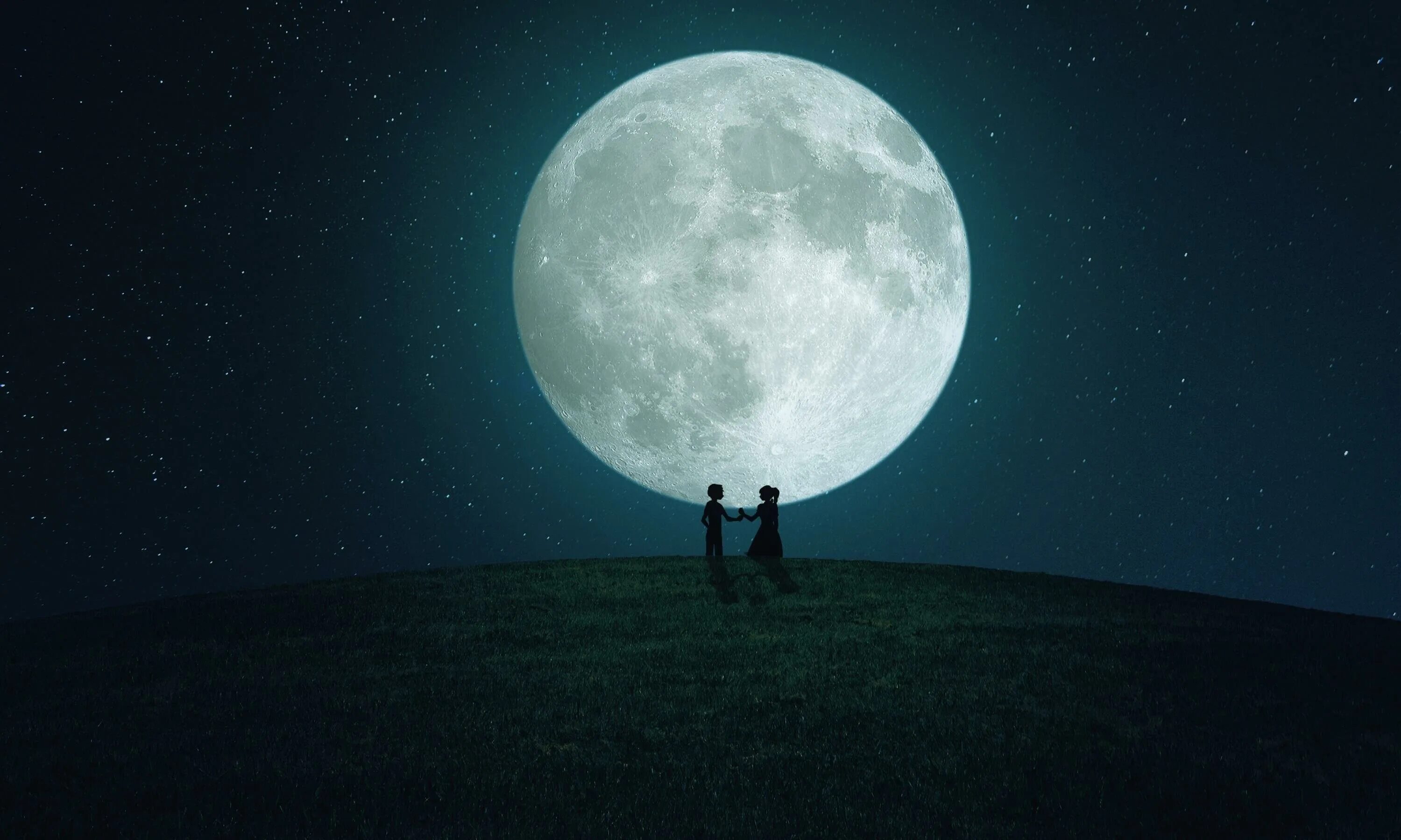 Под луной. Луна романтика. Пара на фоне Луны. Мужчина под луной. Темная луна заманила меня