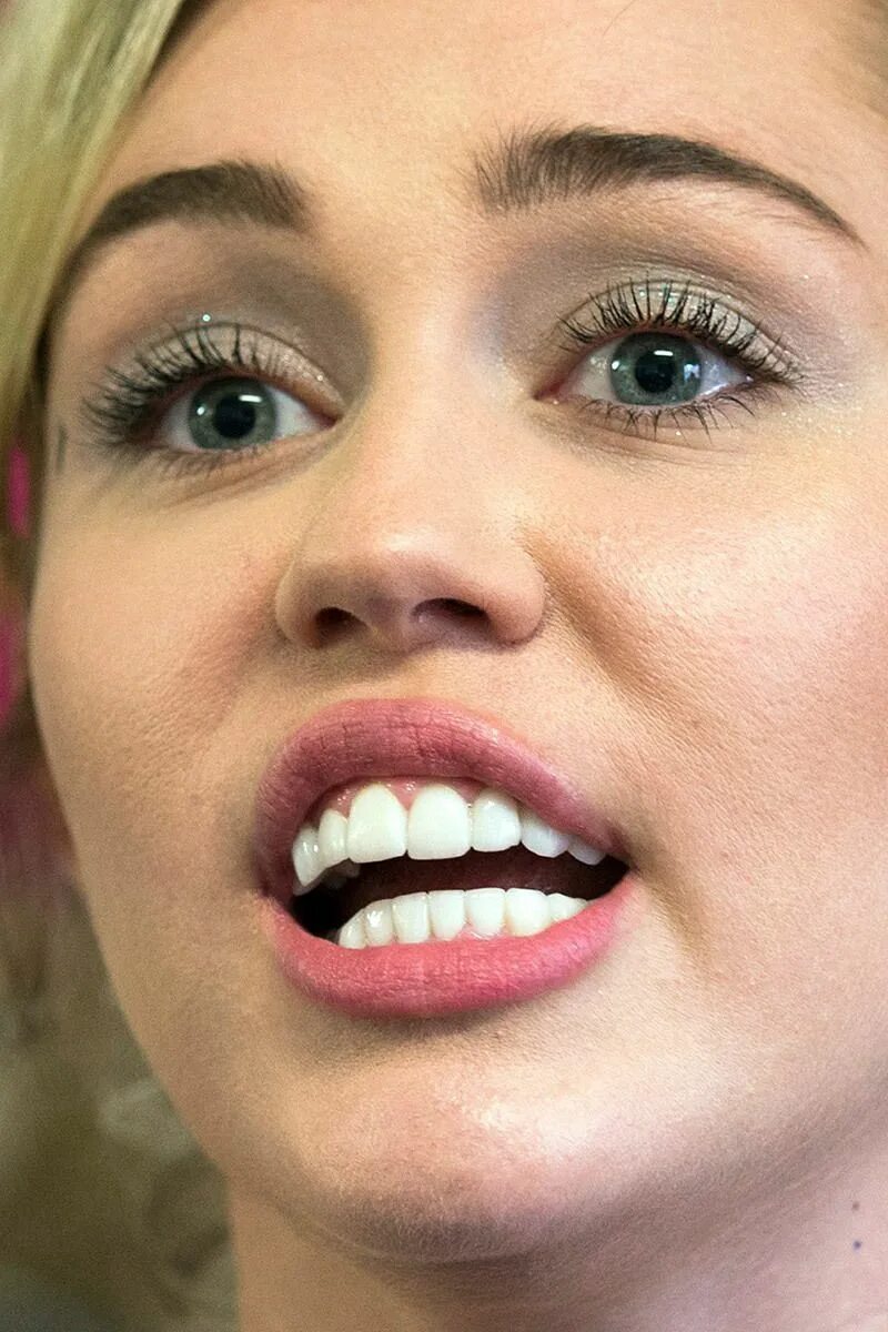 Года и стала последним крупным. Miley Cyrus зубы. Зубы звезд Майли Сайрус. Макияж Майли Сайрус 2023. Майли Сайрус нос.