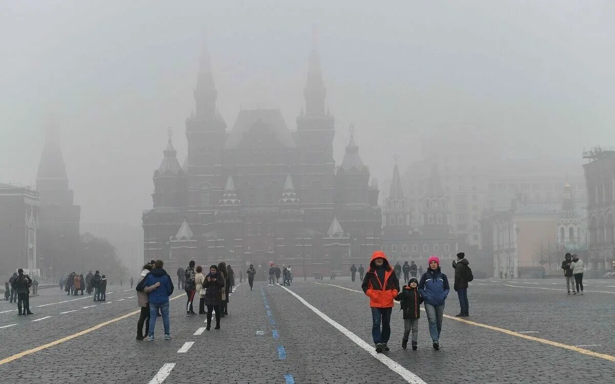 Москва 30 ноября 2023. Кремль в тумане. Красная площадь в тумане. Туман в Москве. Москва в тумане вид на Кремль.