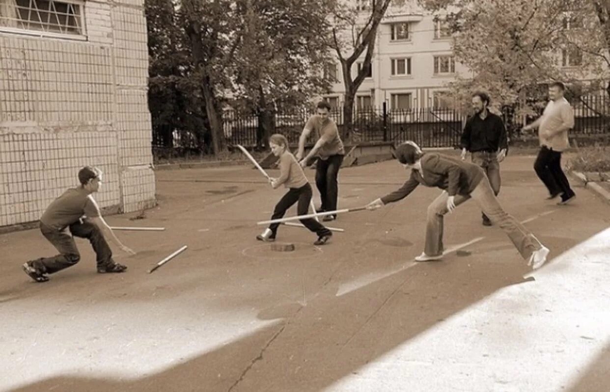 Игра банка палка. Дворовые игры 90-х. Советские дети во дворе. Игры во дворе. Советское детство во дворе.