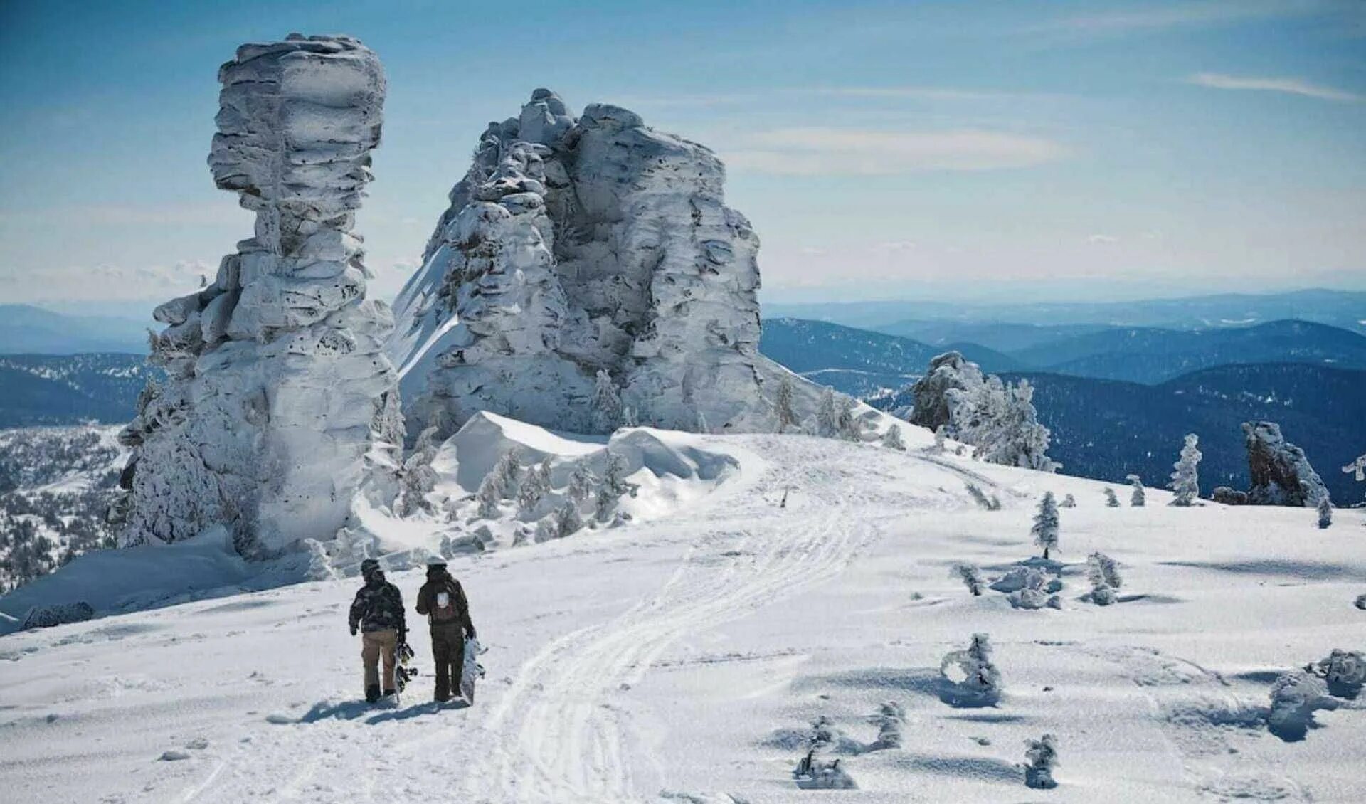 Зимой где сидели. Горная Шория горнолыжный курорт. Горная Шория Шерегеш. Гора зеленая Горная Шория. Гора Шерегеш горнолыжный курорт.
