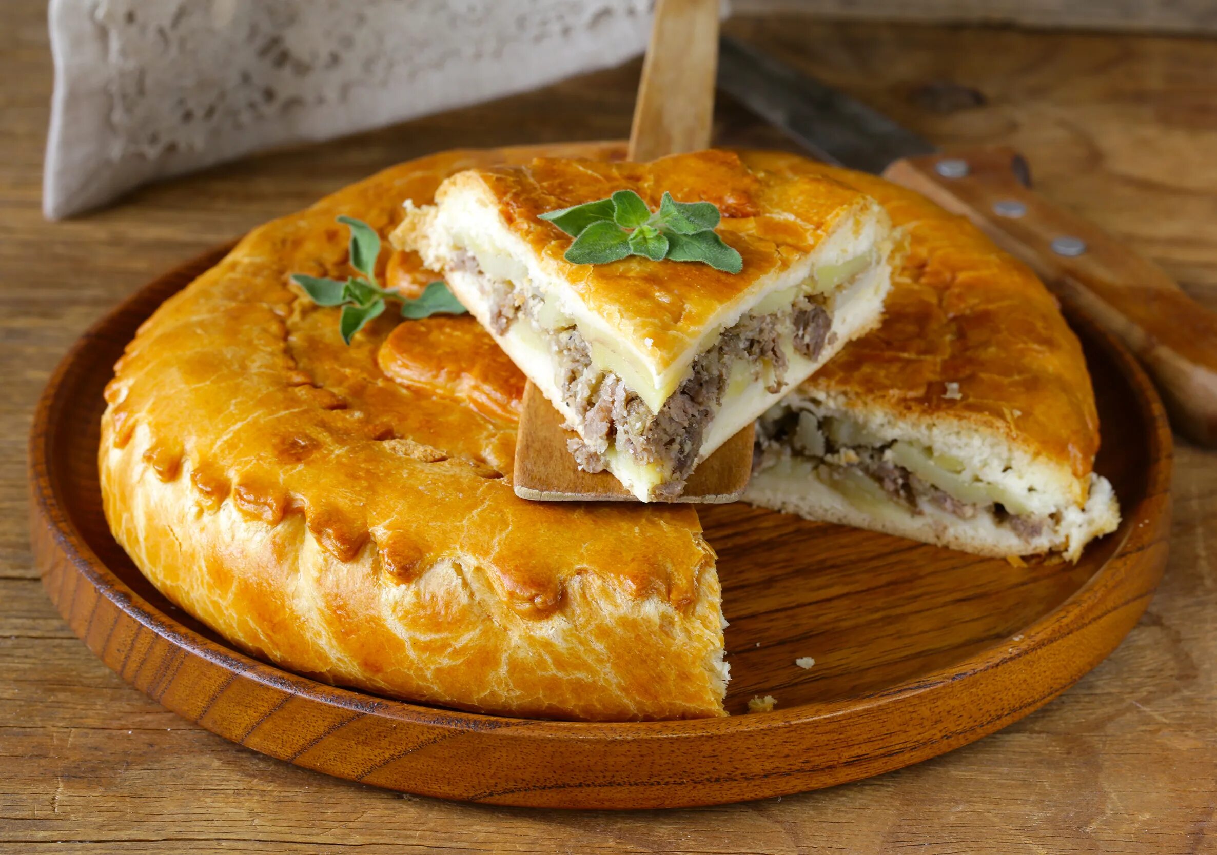 Сколько времени печь пирог с картошкой. Хуплу хуплу. мясной пирог. пирог с мясом и картошкой. пирог с мясом и картошкой в духовке.