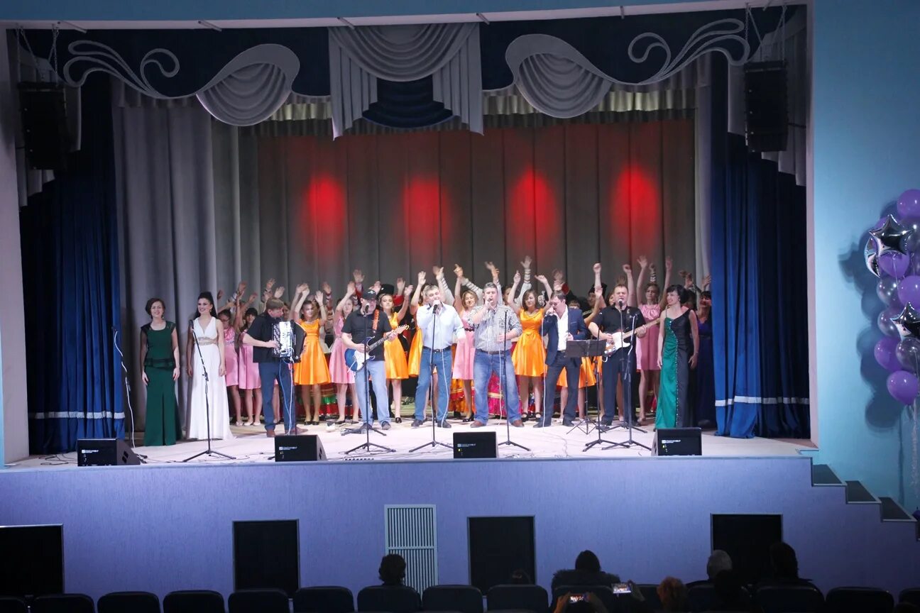 Рдк темрюк. Дк темрюк. городской дом культуры г. темрюк сцена. районный дом культуры г. темрюк.