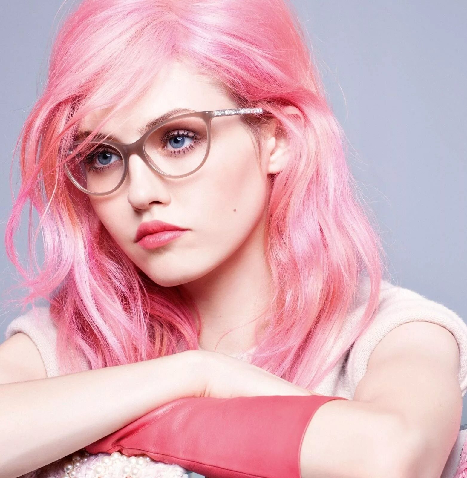 Розовые волосы. Девушка с розовыми волосами в очках. Фотосессия с розовыми волосами. Розовые волосы в очках
