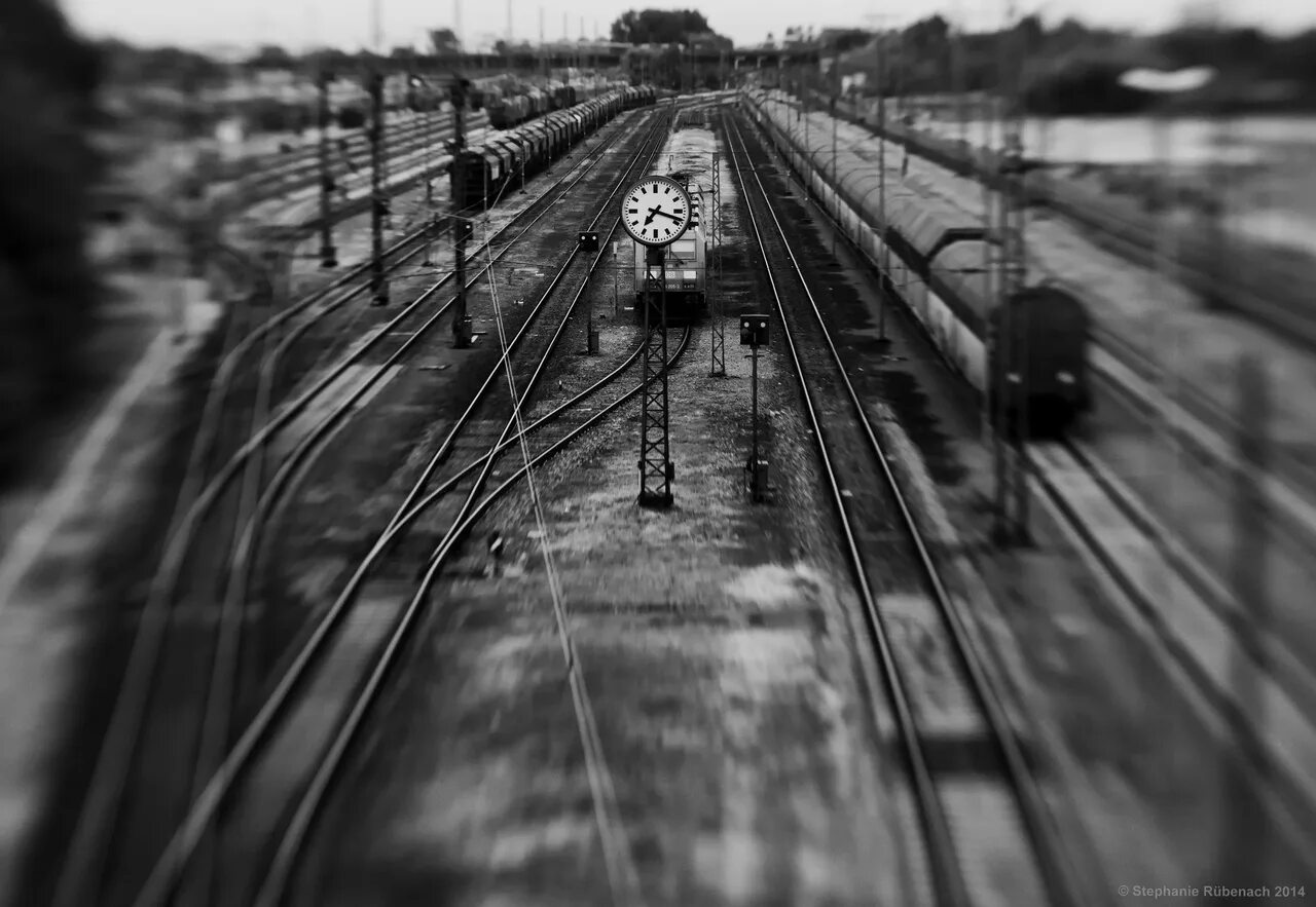 Фон размытия для рельс. Размытое фото поездов в черно белом. Черно белые картинки с мужчинами и рельсами. Рельсы размытый фон.