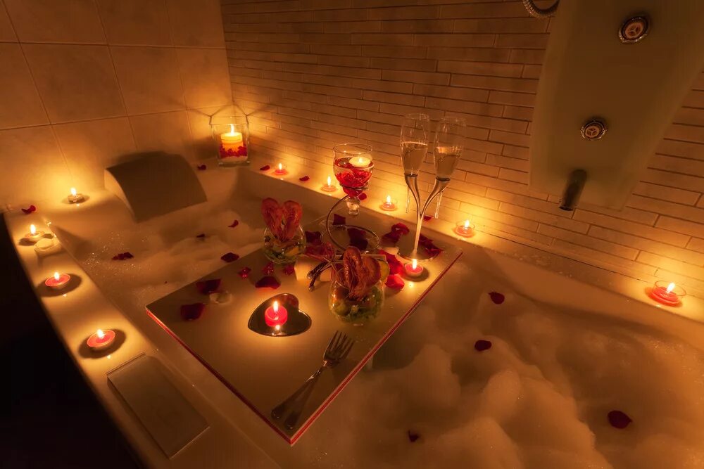 Сюрпризы для ванны. Романтика в ванной. Романтический вечер в ванной при свечах. Романтическая ванная. Романтический сюрприз в ванной.