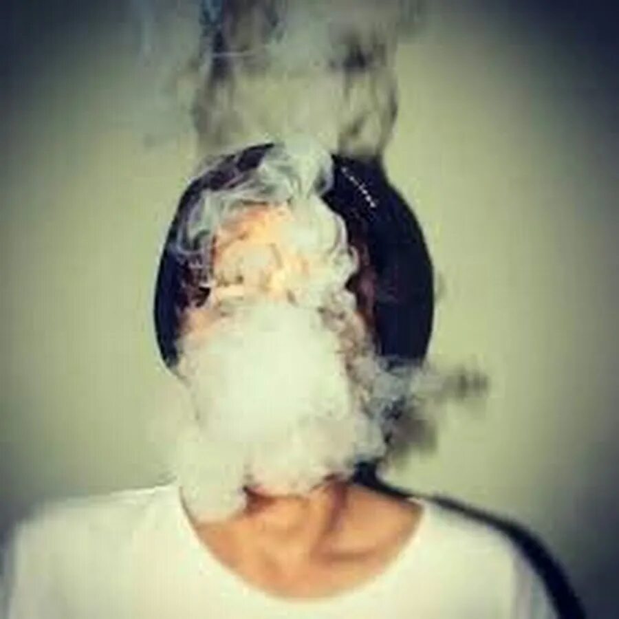 Парить лицо. Лицо в дыму. Пацан парит. Выдох дыма. Парень с закрытым лицом с дымом.