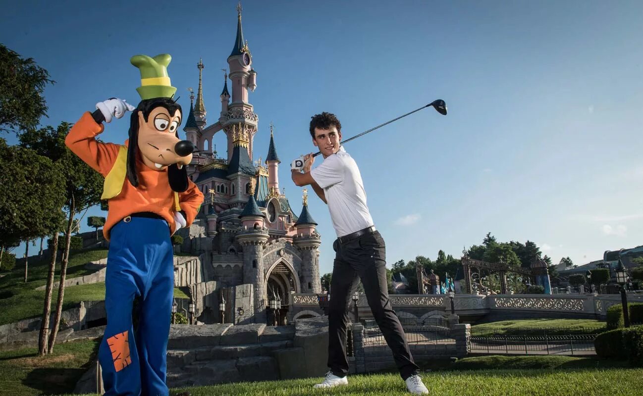 Диснейленд песня. Диснейленд Париж Disney Golf. Тюльпан Disneyland Paris. Кейси младший аттракцион Диснейленд. Парижский Диснейленд Гуффи.