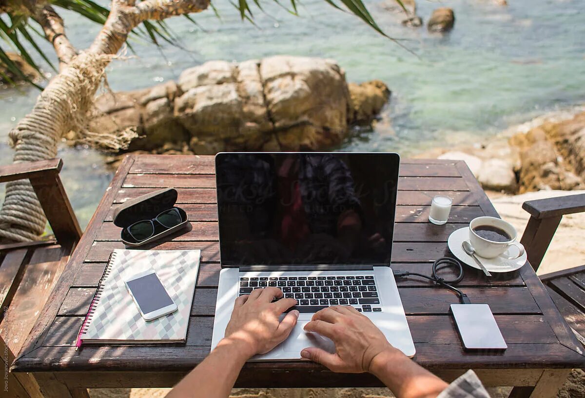 Работа поездки в другие города. С ноутбуком на море. Человек с ноутбуком на море. С ноутбуком на пляже. Путешествие с ноутбуком.