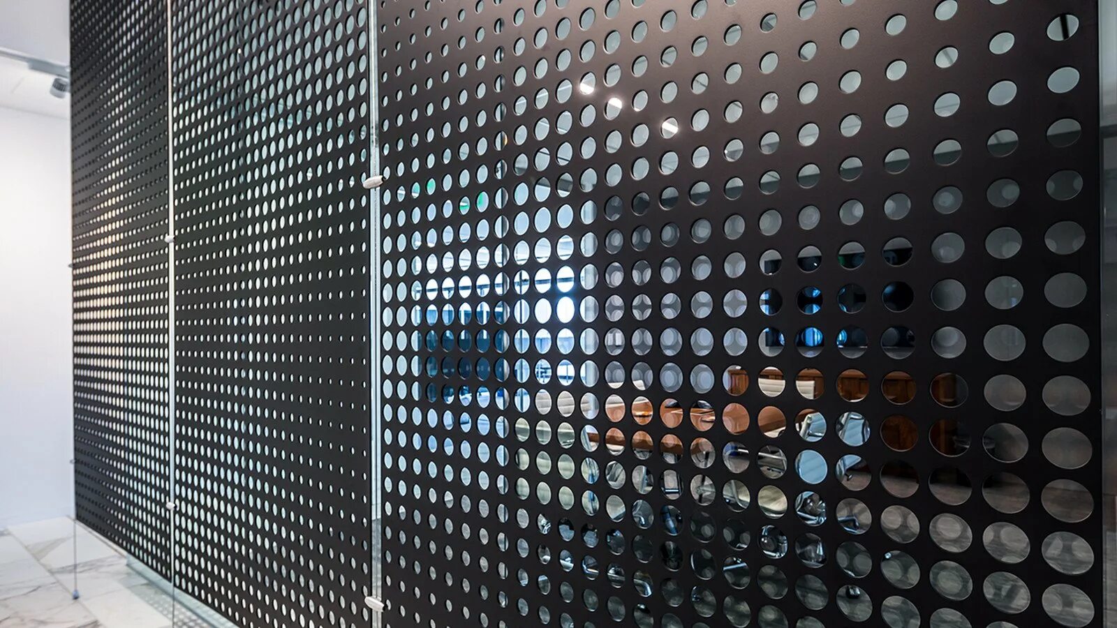 Перфорированный лист москва. Акустические перфорированные панели &quot;armax-wall&quot; апсм 1000/100. сетчатые панели mesh metal. перегородки перфорированные электроизоляционные 3200(h)х1570мм. лист перфорированный aura wgm-8610..