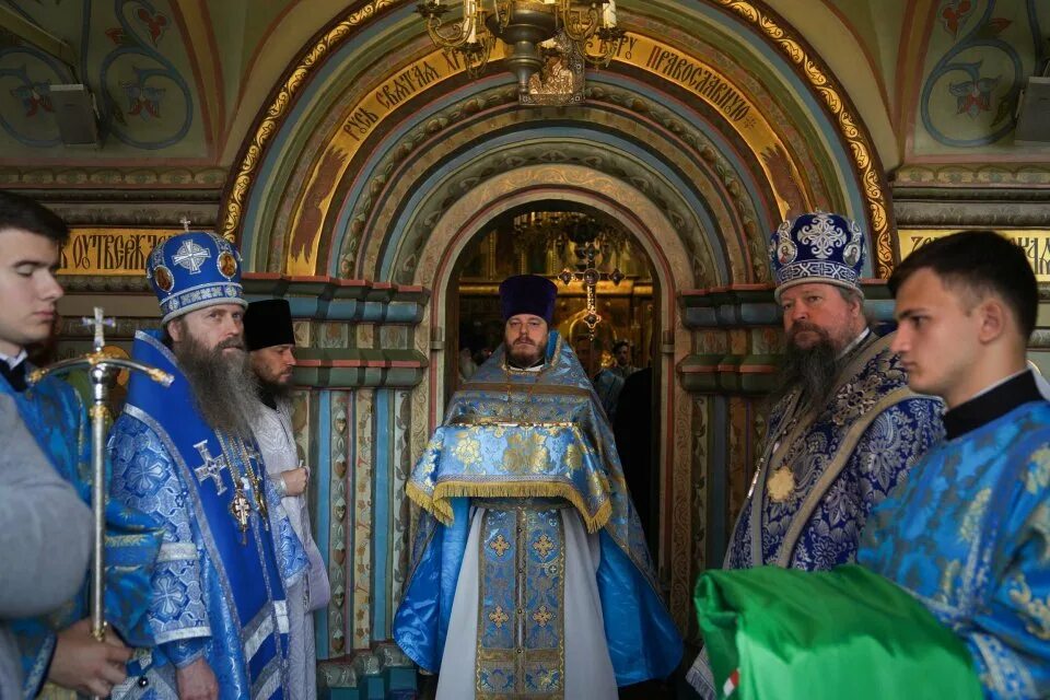 Патриарх представил икону казанской. Храм казанской иконы божией матери чимеево. собор казанской божьей матери в москве. духовенство казанского собора на красной площади. патриарх кирилл богослужение.