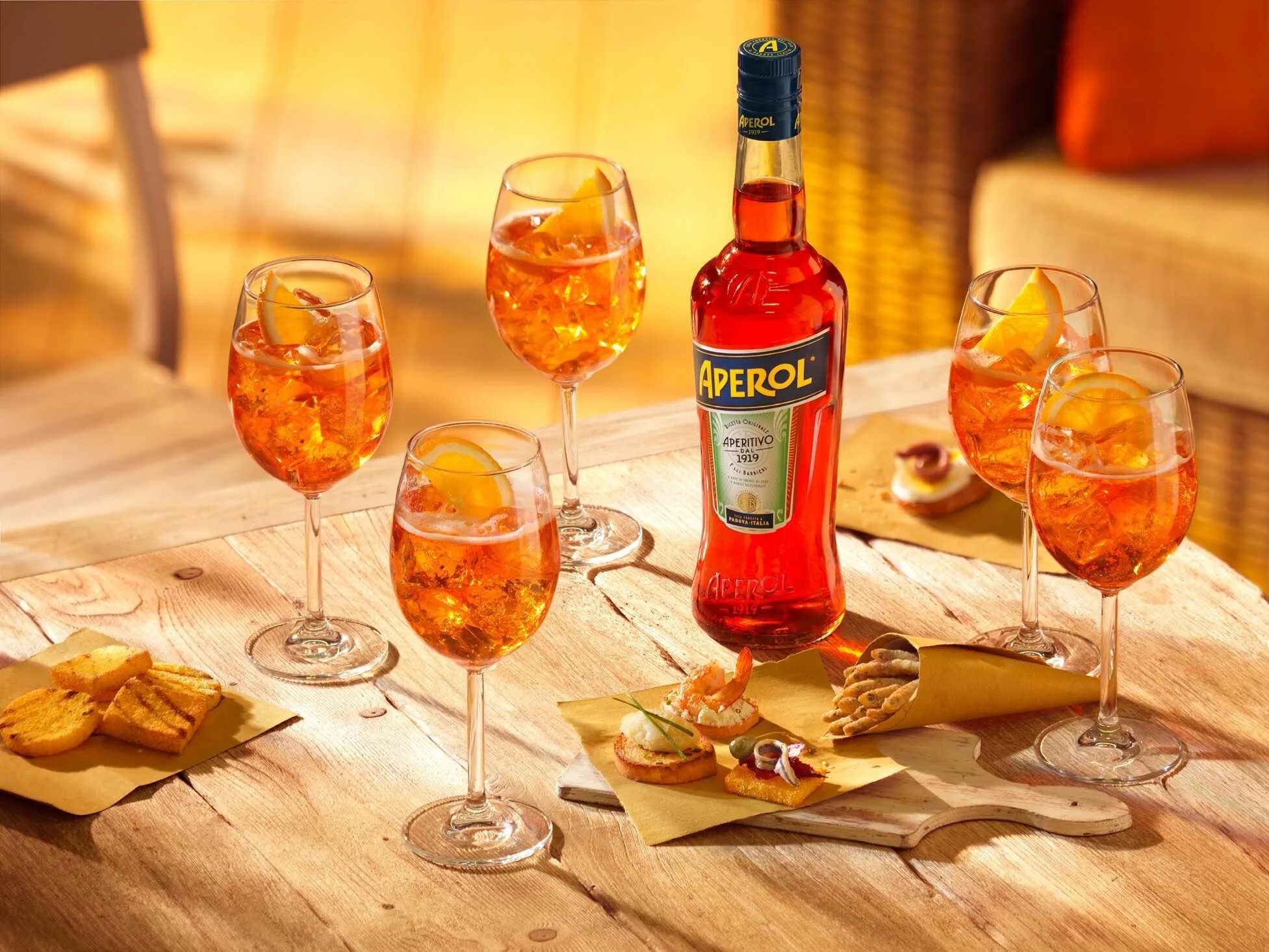 Аперитив Апероль. Коктейль с Просекко Апероль. Апероль шприц (Aperol Spritz). Ликер Апероль аперитив. Итальянский апероль