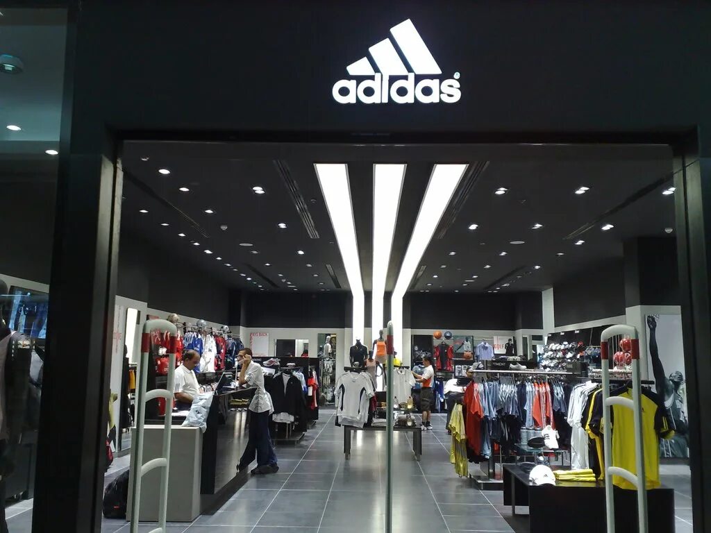 Адидас тула. Адидас магазин адидас. Адидас Outlet. Adidas adidas shopping. Магазин adidas Outlet Москва.