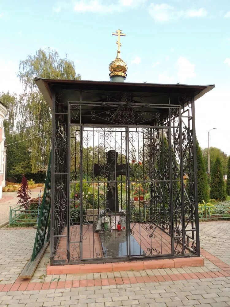 ярополец могила гетмана дорошенко. часовня на могиле марфы тамбовской. ярополец могила дорошенко. часовня иов патриарх могила. навес над могилой.