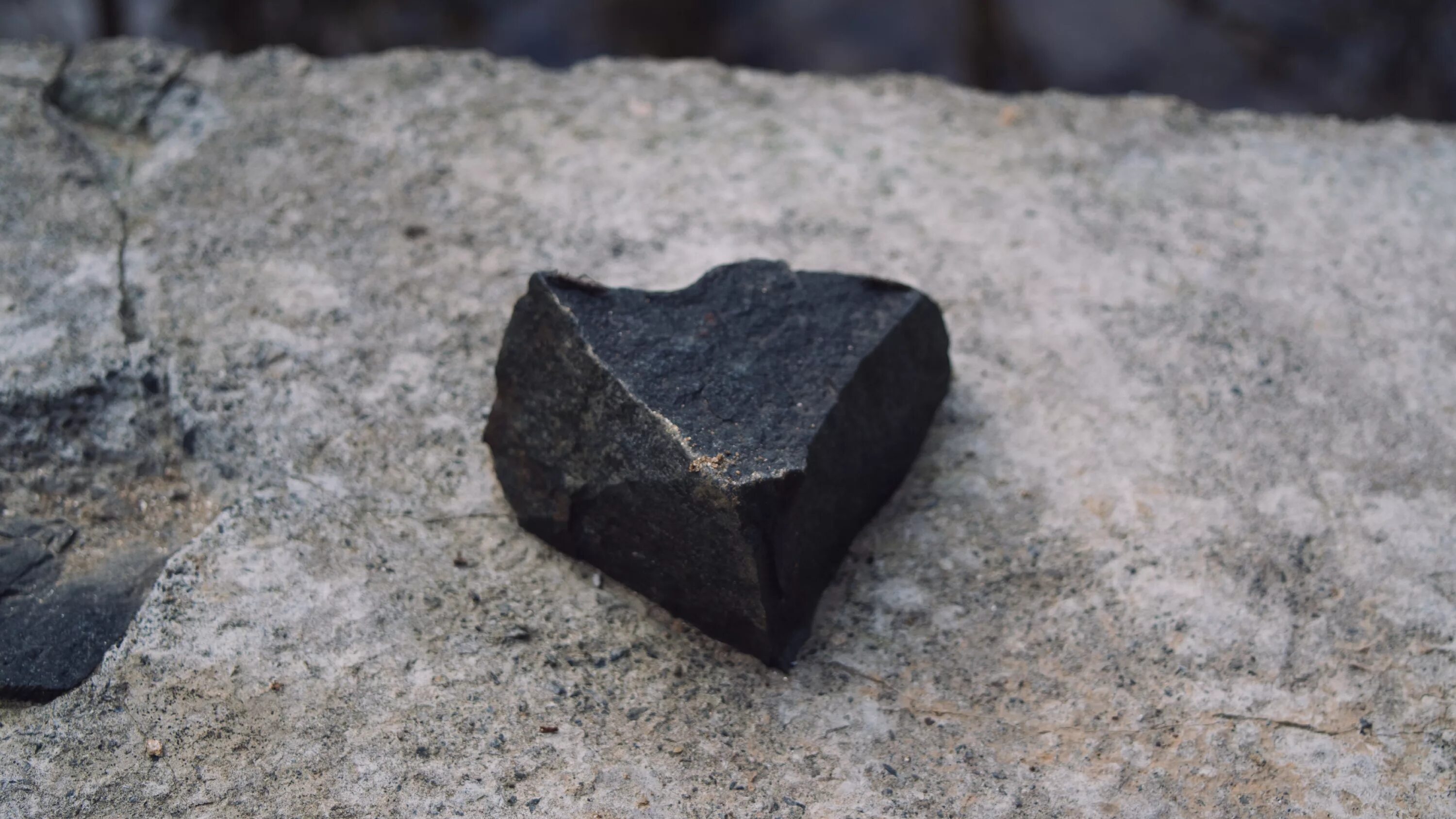 Камень ушедшего времени. Черный камень. Черные камни Геология. Черный матовый камень. Черный камень с серыми пятнами.