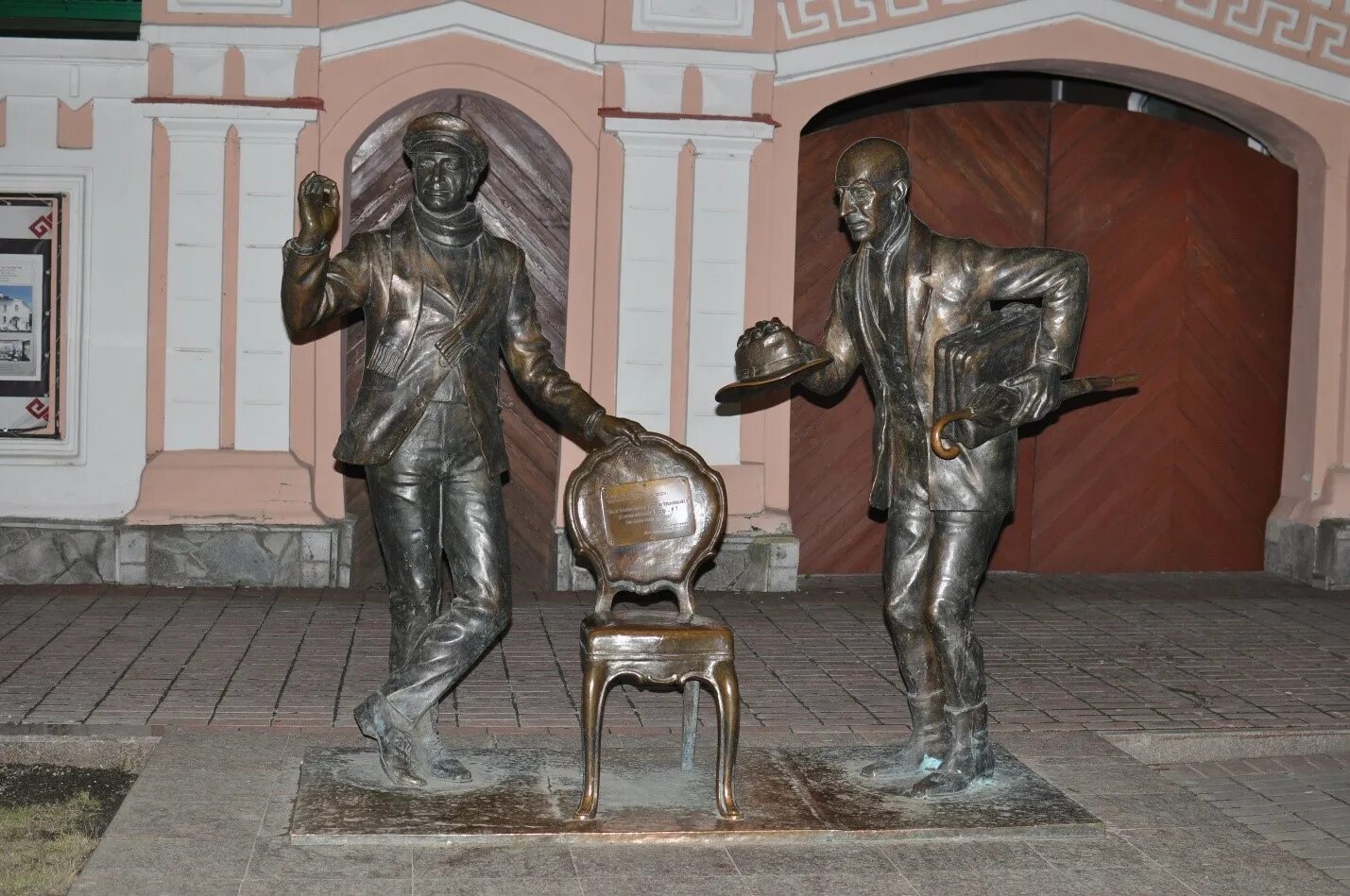 Памятник остапу бендеру в элисте. Памятник остапу бендеру чебоксары. Памятник кисе воробьянинову в чебоксарах. Памятник остапу бендеру чебоксары. Остап бендер и киса воробьянинов чебоксары.